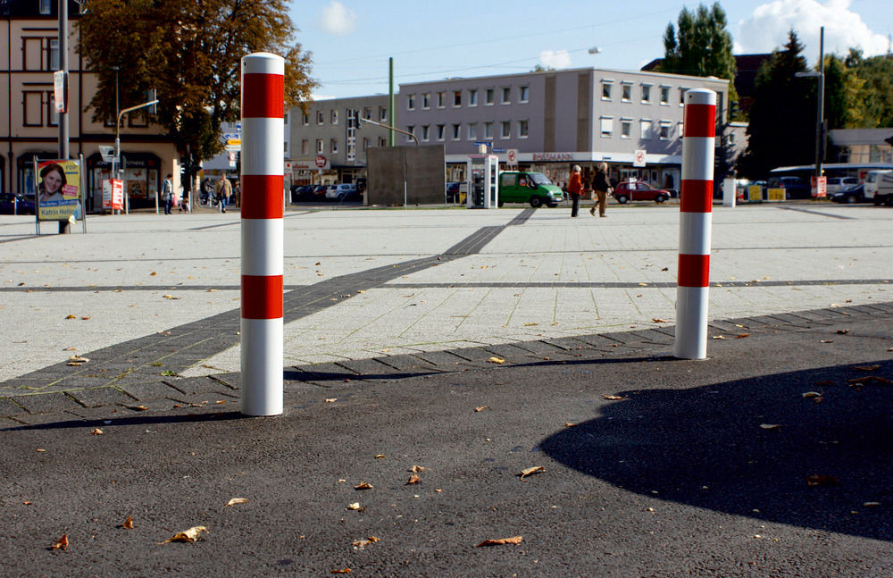 Absperrpfosten Stahl Feuerverzinkt Rot/Weiß Reflektierend Höhe 1500 mm Ø 273 mm Schake 40273B