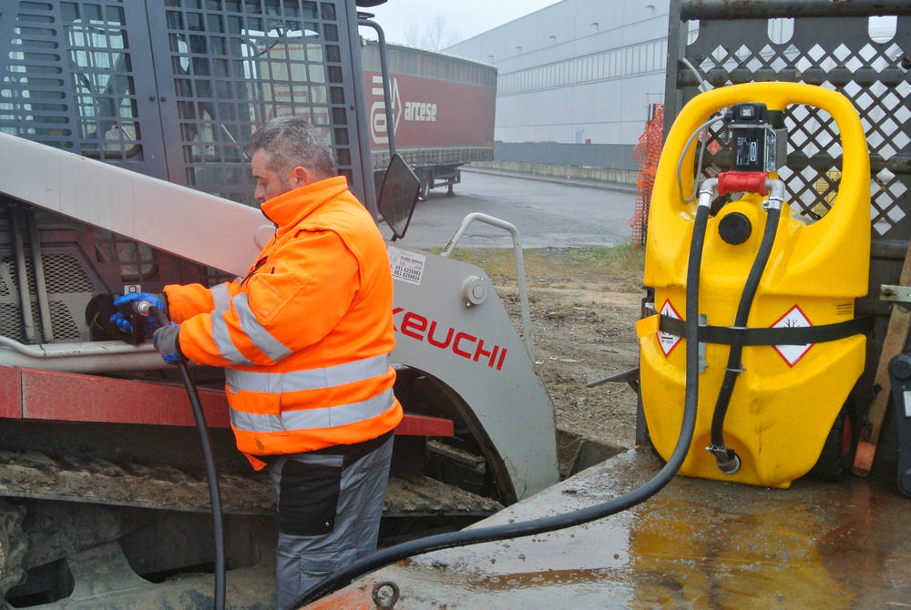 Mobilni Rezervoar za Benzin Tip Caddy 55 Litara sa Ručnom Pumpom ATEX Emiliana 252242W