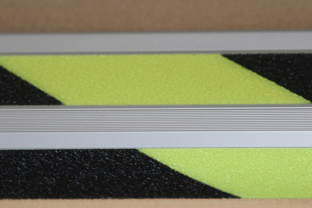 Dnevno Fluorescentni Protivklizni Profil za Stepenice R10 DENIOS 1000 mm 264202W