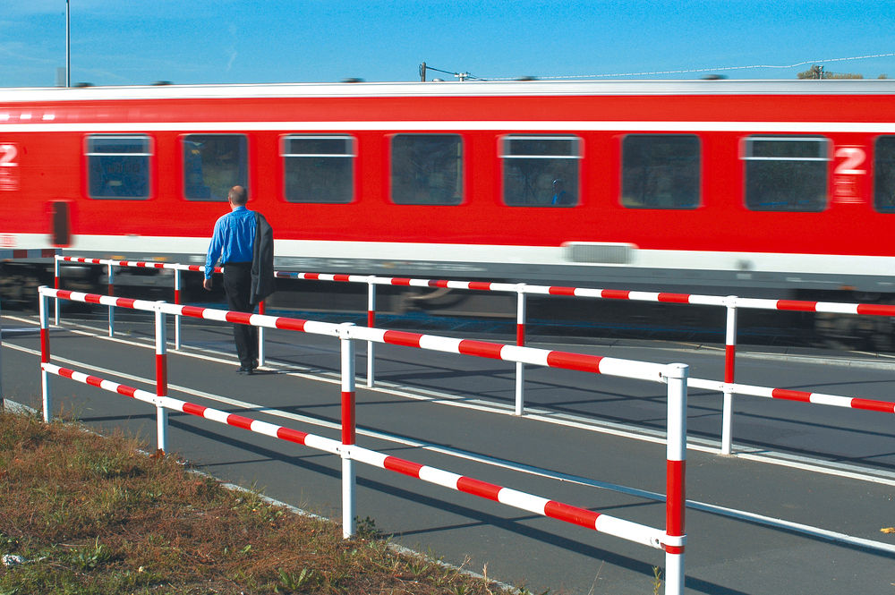 Sistemska Zaštitna Ograda Urban Stalni Stub Vatrocinkovano Crveno-Bela Za Ubetoniranje Visina 1000 mm Moravia 310998W