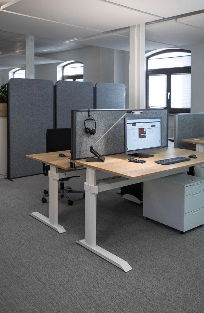 Akustična Stona Pregrada MAULconnecto 1600 x 515 mm Siva Ram Antracit Sa Steznom Stopom LED Osvetljenje DENIOS 318180W