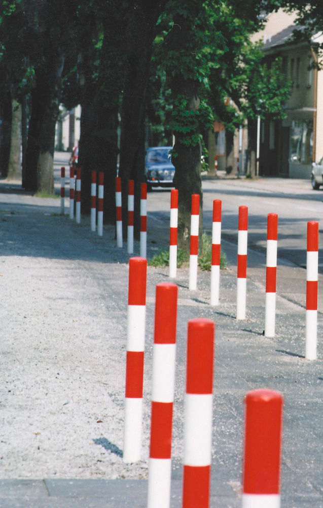 Čelični stub za ubetoniranje pocinkovani sa 2 ušice Ø 76 mm crveno/beli Moravia 248371W